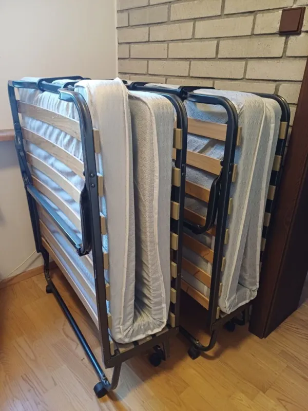 2 kovové skládací postele 90cm x 200 cm s matracemi 90 mm
