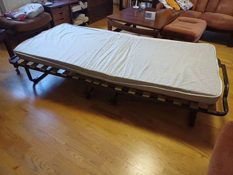 2 kovové skládací postele 90cm x 200 cm s matracemi 90 mm
