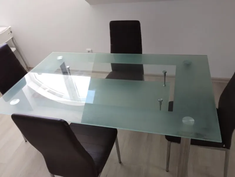 Skleněný stůl + 4 židle