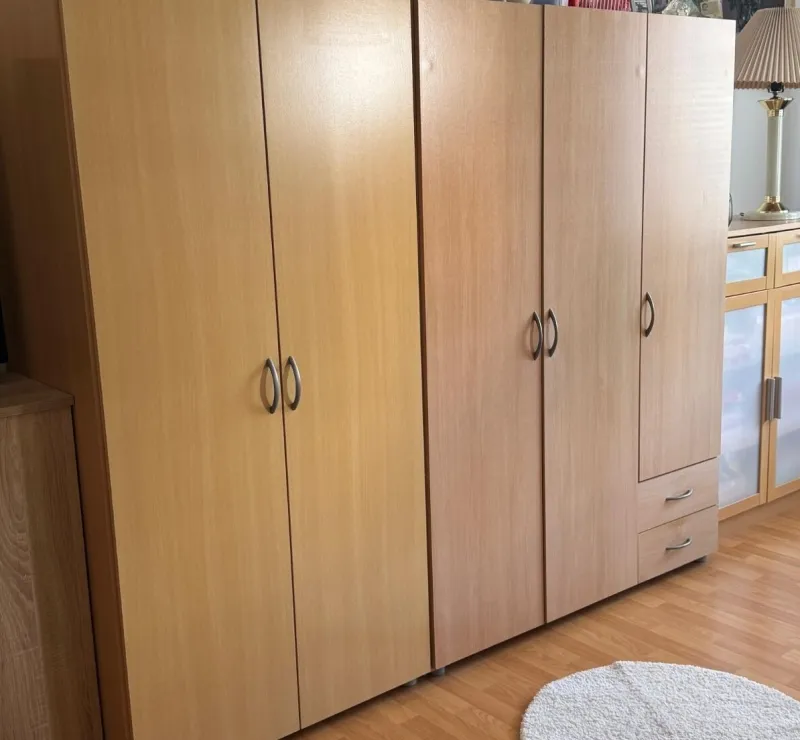 2 Velké šatní skříně a 2 malé skříňky