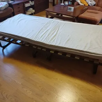 2 kovové skládací postele 90cm x 200 cm s matracemi 90 mm