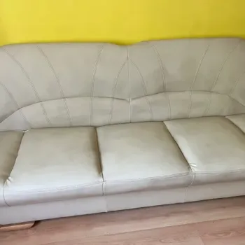 Bílý gauč